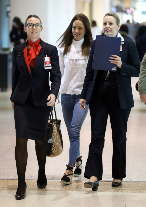 Pippa Middleton et son mari James Matthews arrivent à l'aéroport de Sydney, le 31 mai 2017.