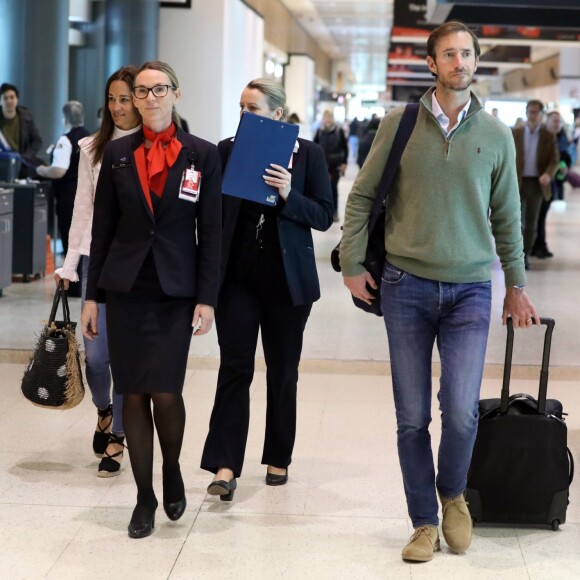Pippa Middleton et son mari James Matthews arrivent à l'aéroport de Sydney, le 31 mai 2017.
