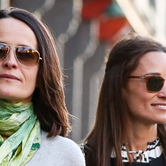 Pippa Middleton et son mari James Matthews partent du port de Sydney en hydravion pour se rendre à Cottage Point, Australie, le 31 mai 2017.