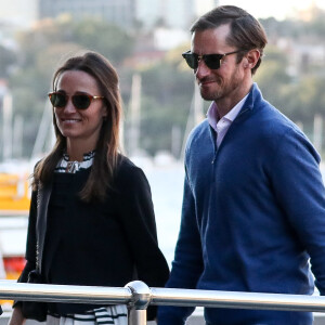 Pippa Middleton et son mari James Matthews partent du port de Sydney en hydravion pour se rendre à Cottage Point, Australie, le 31 mai 2017.