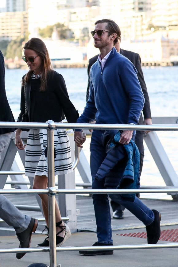 Pippa Middleton et son mari James Matthews partent du port de Sydney en hydravion pour se rendre à Cottage Point, Australie, le 31 mai 2017.