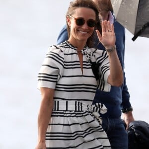 Pippa Middleton et son mari James Matthews partent du port de Sydney en hydravion pour se rendre à Cottage Point, Australie, le 31 mai 2017.