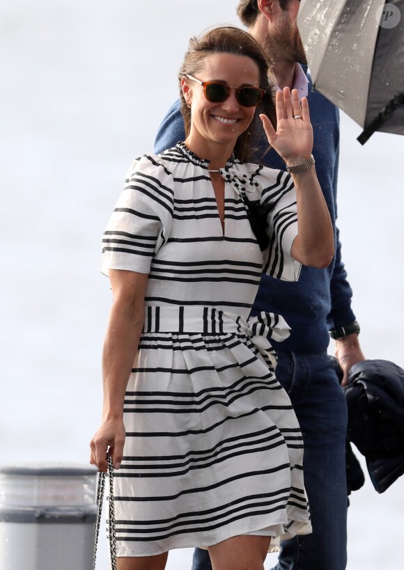 Pippa Middleton et son mari James Matthews partent du port de Sydney en hydravion pour se rendre à Cottage Point, Australie, le 31 mai 2017.
