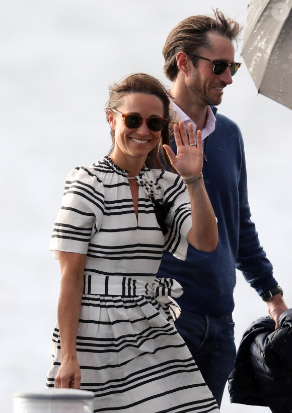 Pippa Middleton et son mari James Matthews partent du port de Sydney en hydravion pour se rendre à Cottage Point, Australie, le 31 mai 2017.