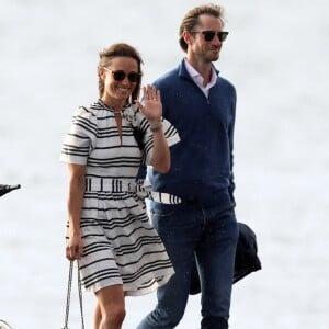 Pippa Middleton et son mari James Matthews partent du port de Sydney en hydravion pour se rendre à Cottage Point, Australie, le 31 mai 2017.