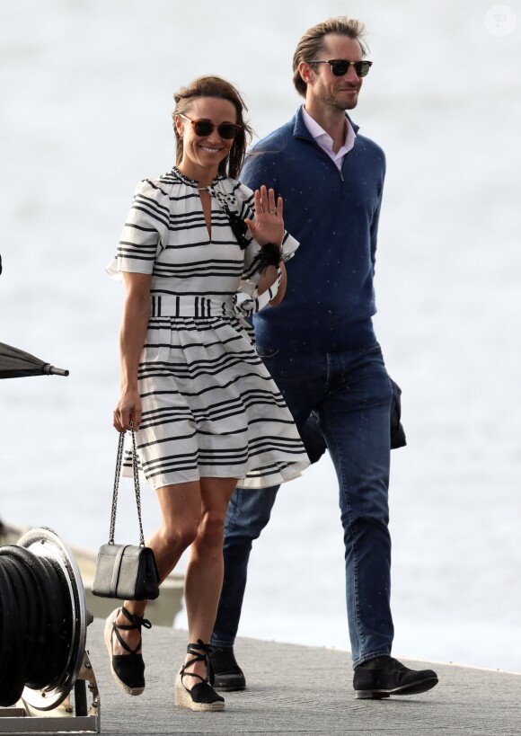 Pippa Middleton et son mari James Matthews partent du port de Sydney en hydravion pour se rendre à Cottage Point, Australie, le 31 mai 2017.