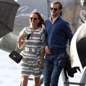 Pippa Middleton et son mari James Matthews partent du port de Sydney en hydravion pour se rendre à Cottage Point, Australie, le 31 mai 2017.