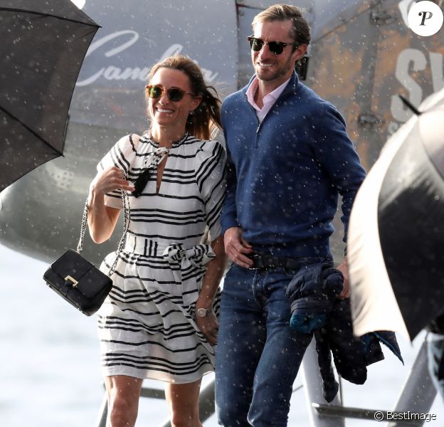 Pippa Middleton et son mari James Matthews partent du port de Sydney en hydravion pour se rendre à Cottage Point, Australie, le 31 mai 2017.