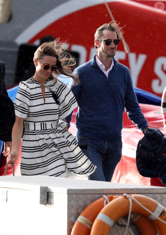 Pippa Middleton et son mari James Matthews partent du port de Sydney en hydravion pour se rendre à Cottage Point, Australie, le 31 mai 2017.