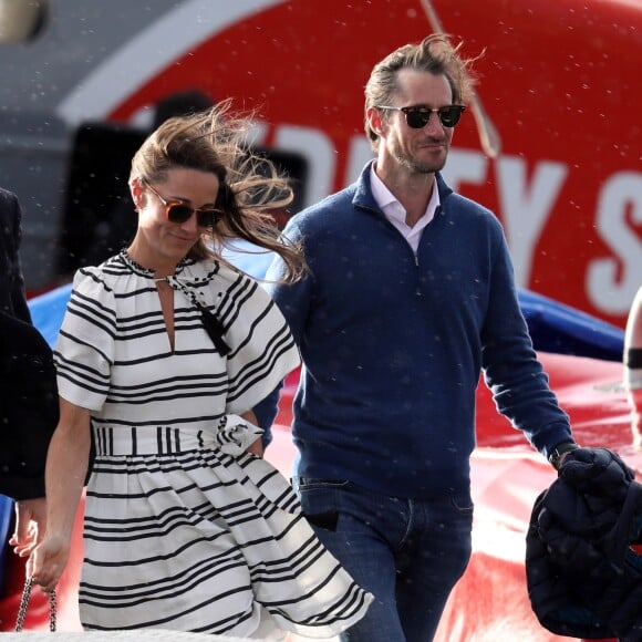 Pippa Middleton et son mari James Matthews partent du port de Sydney en hydravion pour se rendre à Cottage Point, Australie, le 31 mai 2017.