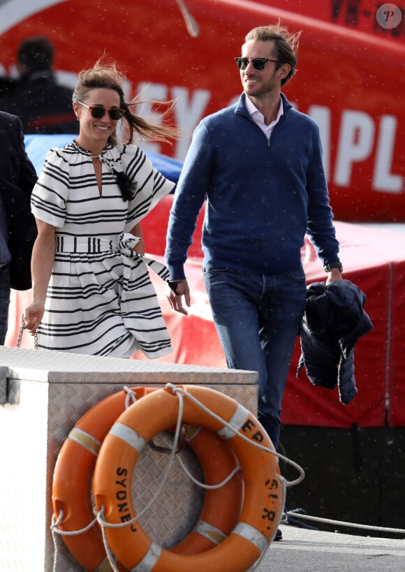 Pippa Middleton et son mari James Matthews partent du port de Sydney en hydravion pour se rendre à Cottage Point, Australie, le 31 mai 2017.