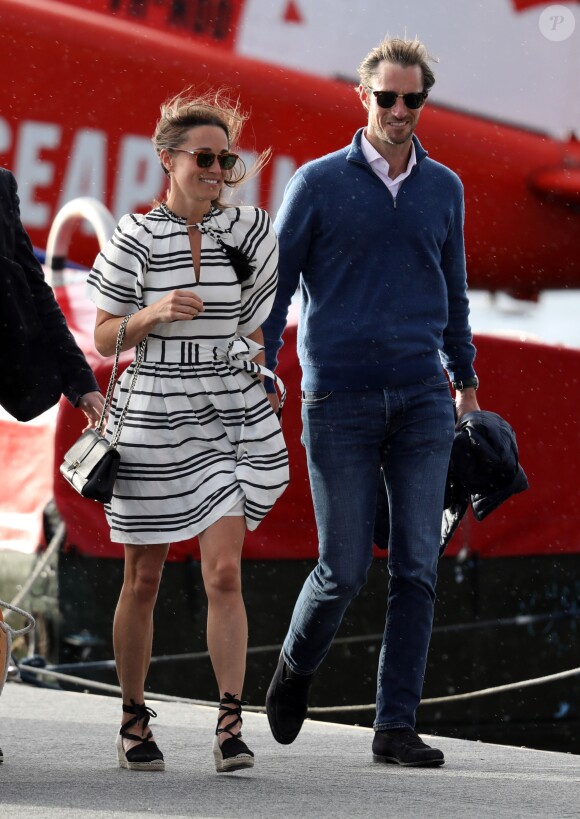 Pippa Middleton et son mari James Matthews partent du port de Sydney en hydravion pour se rendre à Cottage Point, Australie, le 31 mai 2017.