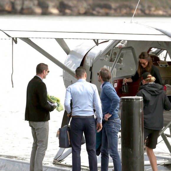 Pippa Middleton et son mari James Matthews arrivent en hydravion avec des amis à Cottage Point, Australie, le 31 mai 2017.