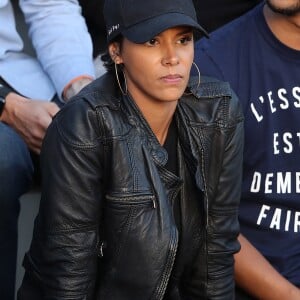 Shy'm à Roland-Garros dans les tribunes du court n°3 le 4 juin 2017 pour soutenir son compagnon Benoît Paire et sa partenaire de double mixte Chloé Paquet lors de leur match du deuxième tour, perdu 3-6, 2-6. © Dominique Jacovides-Cyril Moreau/Bestimage