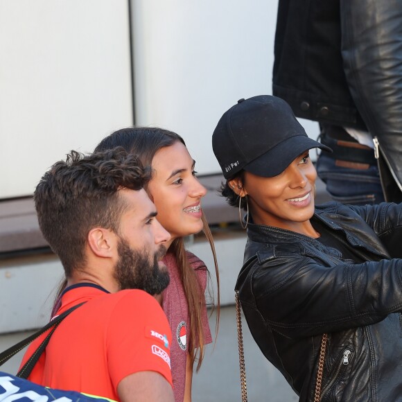 Shy'm et Benoît Paire prenant la pose pour un selfie à Roland-Garros dans les tribunes du court n°3 le 4 juin 2017 lors du match de double mixte de Benoît Paire et sa partenaire Chloé Paquet, perdu 3-6, 2-6. © Dominique Jacovides-Cyril Moreau/Bestimage