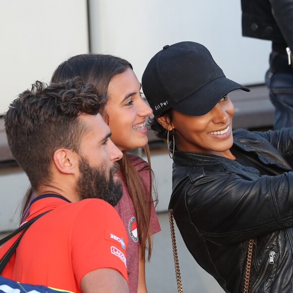 Shy'm et Benoît Paire prenant la pose pour un selfie à Roland-Garros dans les tribunes du court n°3 le 4 juin 2017 lors du match de double mixte de Benoît Paire et sa partenaire Chloé Paquet, perdu 3-6, 2-6. © Dominique Jacovides-Cyril Moreau/Bestimage