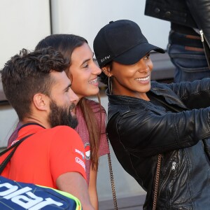 Shy'm et Benoît Paire prenant la pose pour un selfie à Roland-Garros dans les tribunes du court n°3 le 4 juin 2017 lors du match de double mixte de Benoît Paire et sa partenaire Chloé Paquet, perdu 3-6, 2-6. © Dominique Jacovides-Cyril Moreau/Bestimage