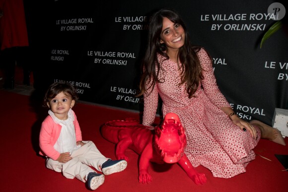 Exclusif - Chiara Piccone (compagne de Javier Pastore) et sa fille Martina - Inauguration du Village Royal By Richard Orlinski à Paris le 15 septembre 2016. © Cyril Moreau/Bestimage