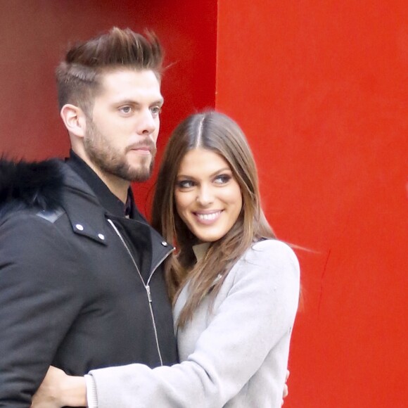 Exclusif - Iris Mittenaere (Miss Univers) et son compagnon Matthieu se promènent dans les rues de Manhattan le jour de la Saint-Valentin à New York, le 14 février 2017.