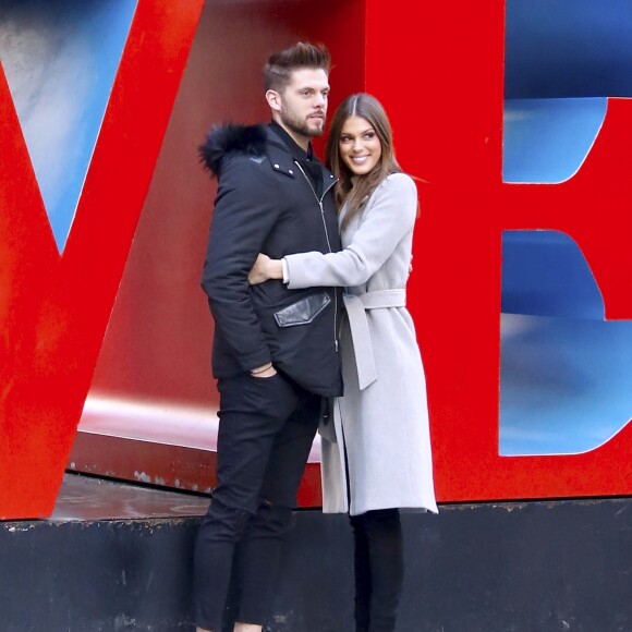 Exclusif - Prix Spécial - No web - No blog - Iris Mittenaere (Miss Univers) et son compagnon Matthieu se promènent dans les rues de Manhattan le jour de la Saint-Valentin à New York, le 14 février 2017. Ils ont pris des photos et ont posé devant la célèbre "Love Sculpture". Ils ont déjeuné au restaurant "Le Pain Quotidien", puis se sont promenés à Times Square et ont échangé un tendre baiser. For Germany call for price No web/No blog pour Belgique/Suisse Exclusive - French Miss Universe Iris Mittenaere with her boyfriend Matthieu are walking on the street of Manhattan, they are taking pictures together and posing in front of the famous "Love" sign on Valentine's day. They're having lunch at "Le Pain Quotidien" then walking all the way to Times Square to do some pictures and video like a runway on the street in New York, NY on February 14th, 2017. They look really in love, and after a long walk, they shared a kiss.14/02/2017 - New York