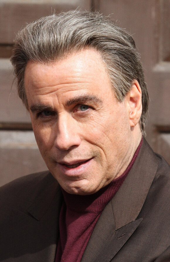 John Travolta, les cheveux gris, sur le tournage du film 'The Life and Death of John Gotti' dans le quartier de Brooklyn à New York , le 21 février 2017