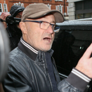 Phil Collins marche avec une canne en se rendant aux studios de la BBC Radio Two à Londres, le 26 janvier 2016, pour faire la promotion de son nouvel album.
