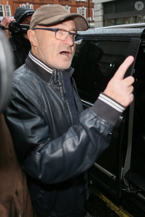 Phil Collins marche avec une canne en se rendant aux studios de la BBC Radio Two à Londres, le 26 janvier 2016, pour faire la promotion de son nouvel album.