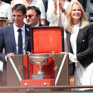 Tony Estanguet et Nicole Kidman présentant la Coupe des Mousquetaires réalisée par la Maison Mellerio avant la finale simple messieurs de Roland-Garros, opposant Rafael Nadal à Stanislas Wawrinka. Paris, le 11 juin 2017. © Jacovides-Moreau / Bestimage