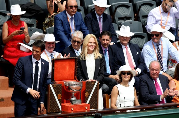 Tony Estanguet et Nicole Kidman, le roi Juan Carlos Ier d'Espagne dans les tribunes lors de la finale homme des Internationaux de Tennis de Roland-Garros à Paris, le 11 juin 2017. © Jacovides-Moreau/Bestimage