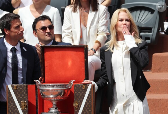 Tony Estanguet et Nicole Kidman - Personnalités dans les tribunes lors des internationaux de France de Roland Garros à Paris. Le 11 juin 2017. © Jacovides-Moreau / Bestimage