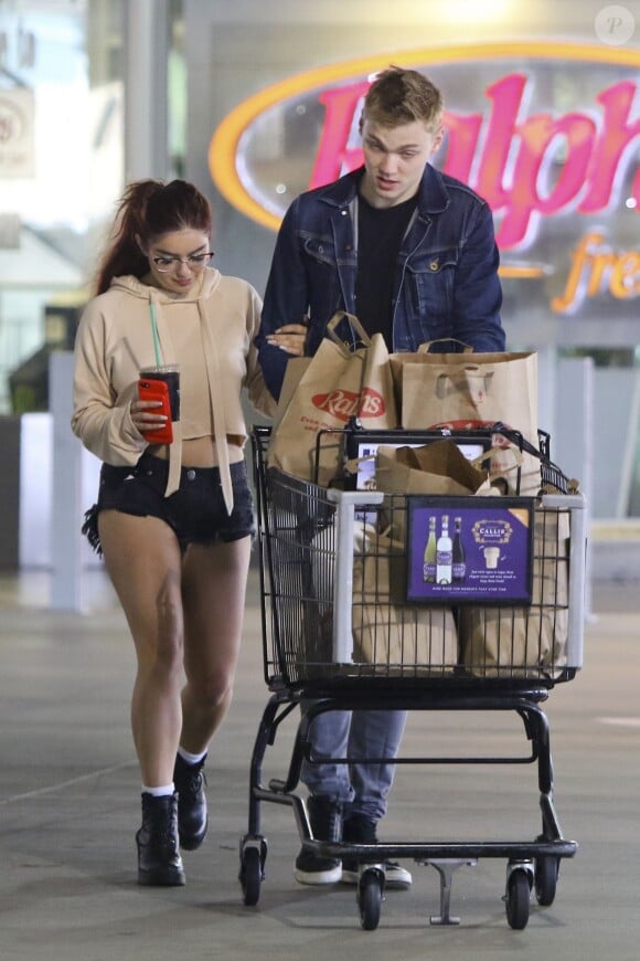 Ariel Winter et son compagnon Levi Meaden sont allés faire des courses chez Ralph à Los Angeles, Californie, Etats-Unis, le 6 juin 2017.