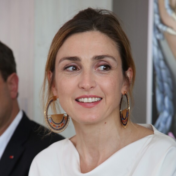 Semi-Exclusif - Julie Gayet lors d'une réunion pour un partenariat avec le Luxembourg pour la promotion du court-métrage à l'occasion du 70ème Festival International du Film de Cannes. Le 18 mai 2017 © Denis Guignebourg / Bestimage  Semi-Exclusive - For Germany Call for price - Julie Gayet during the 70th Cannes International Film Festival. On may 18th 201718/05/2017 - Cannes