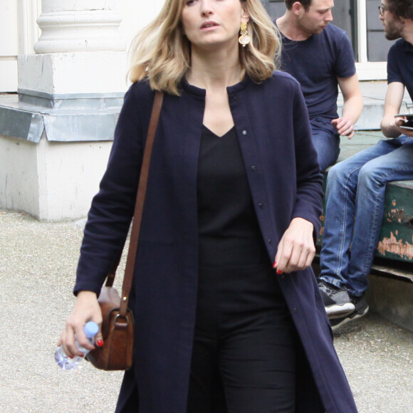 Julie Gayet quitte l'enregistrement de l'émission de M.Drucker "Vivement dimanche prochain" au Pavillon Gabriel à Paris le 10 mai 2017.  Julie Gayet leaves the recording of M.Drucker's TV program "Vivement dimanche dimanche" in Paris, France on May 10, 2017.10/05/2017 - paris