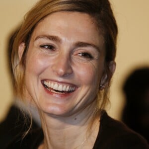 Exclusif - No Web No Blog - L'actrice Julie Gayet, présidente du jury de la 13ème édition du "Festival des 6 Trouilles" du film de court-métrage d'horreur et de fantastique de Libourne, a visionné tous les films en compétition avec son jury, établi le palmarès, et remis le prix de la Citrouille d'Or au meilleur court-métrage. Ces derniers ont la particularité d'être tous réalisé et joué par des lycéens du grand Sud-Ouest. Le 26 Novembre 2016 à Libourne. © Patrick Bernard / Bestimage  Exclusive - For Germany Call for price - No Web No Blog - Julie Gayet, president of the jury of the 13rd edition "Festival des 6 Trouilles", a horror and fantastic short film festival in Libourne, south of France. The particularity is all realized and played by high school students of the great South-West of France. On november 26th 201626/11/2016 - Libourne