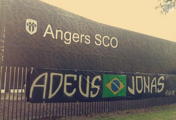 Le club d'Angers rend hommage à son ancien milieu de terrain Jonas Pessalli, décédé dans un accident de voiture dans la nuit du 11 au 12 juin 2017.