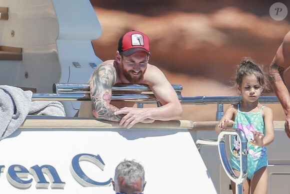 Lionel Messi en vacances sur un yacht avec leurs familles et des amis au large de Formentera le 12 juin 2017.