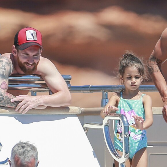 Lionel Messi en vacances sur un yacht avec leurs familles et des amis au large de Formentera le 12 juin 2017.
