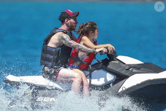 Lionel Messi en vacances sur un yacht avec leurs familles et des amis au large de Formentera le 12 juin 2017.