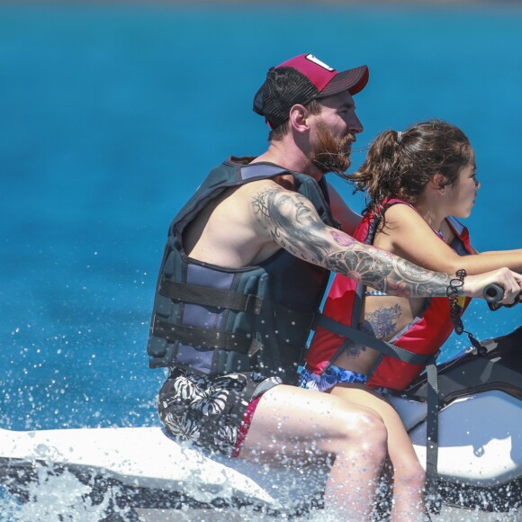 Lionel Messi en vacances sur un yacht avec leurs familles et des amis au large de Formentera le 12 juin 2017.