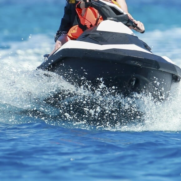 Lionel Messi et son fils Thiago en vacances au large de Formentera, le 12 juin 2017.