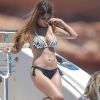 Antonella Roccuzzo, compagne de Lionel Messi, en vacances sur un yacht au large de Formentera, le 12 juin 2017.