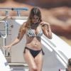 Antonella Roccuzzo, compagne de Lionel Messi, en vacances sur un yacht au large de Formentera, le 12 juin 2017.
