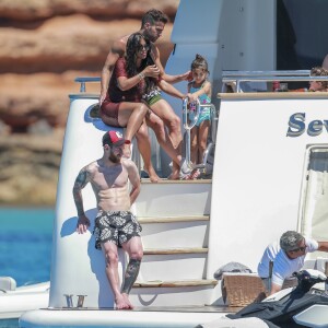 Cesc Fabregas, sa compagne Daniella Semaan et Lionel Messi en vacances sur un yacht avec leurs familles et des amis au large de Formentera le 12 juin 2017.