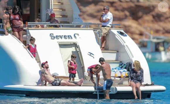 Cesc Fabregas, sa compagne Daniella Semaan, Lionel Messi, Luis Suarez et sa femme Sofia Balbi en vacances sur un yacht avec leurs familles et des amis au large de Formentera le 12 juin 2017.