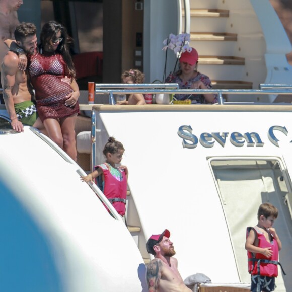 Cesc Fabregas, sa compagne Daniella Semaan, Lionel Messi, Luis Suarez et sa femme Sofia Balbi en vacances sur un yacht avec leurs familles et des amis au large de Formentera le 12 juin 2017.