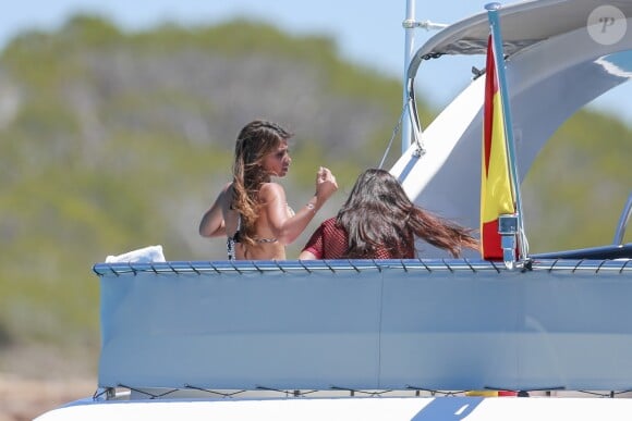 Antonella Roccuzzo - Les footballeurs Luis Suarez, Lionel Messi et Cesc Fabregas en vacances sur un bateau au large de Formentera le 12 juin 2017.