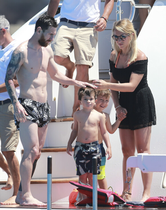 Lionel Messi en vacances sur un yacht avec leurs familles et des amis au large de Formentera le 12 juin 2017.
