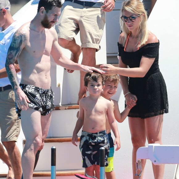 Lionel Messi en vacances sur un yacht avec leurs familles et des amis au large de Formentera le 12 juin 2017.