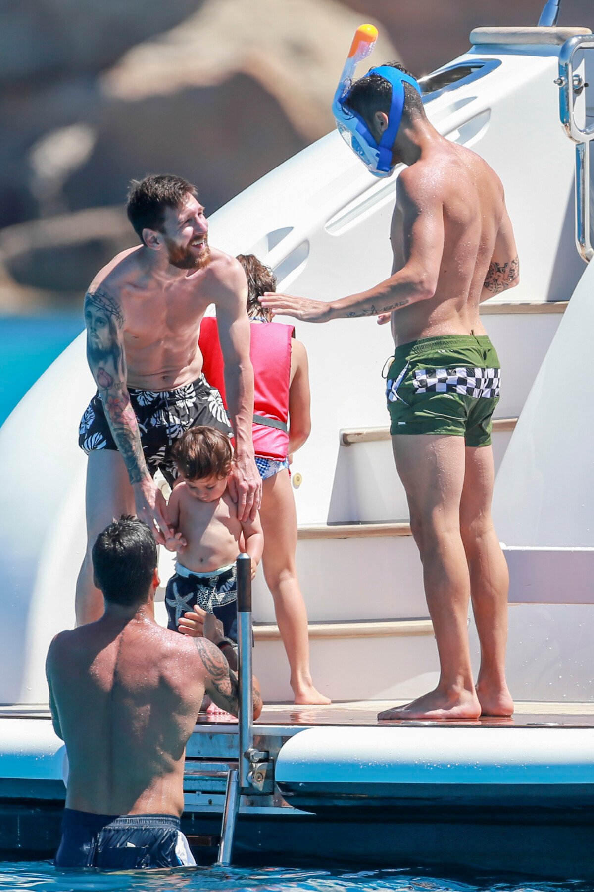 Photo : Lionel Messi et son fils Mateo, Cesc Fabregas en vacances sur un  yacht avec leurs familles et des amis au large de Formentera le 12 juin  2017. - Purepeople