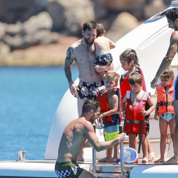 Lionel Messi et son fils Mateo, Cesc Fabregas en vacances sur un yacht avec leurs familles et des amis au large de Formentera le 12 juin 2017.